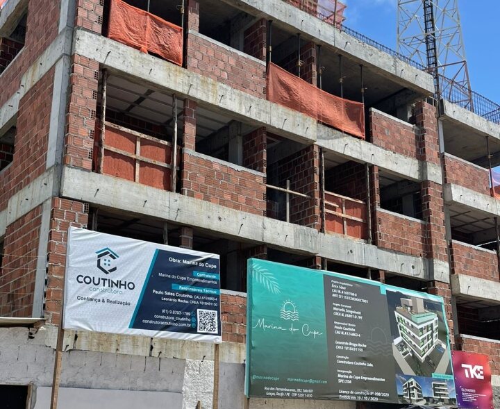 Edifício em construção com a placa da Coutinho Construtora na fachada