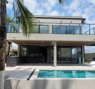 Casa de alto padrão com piscina