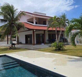 Casa de alto padrão com área de lazer e piscina