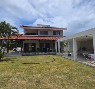 Casa de alto padrão concluída com jardim