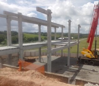 Estrutura pré-moldada de obra comercial com guindaste