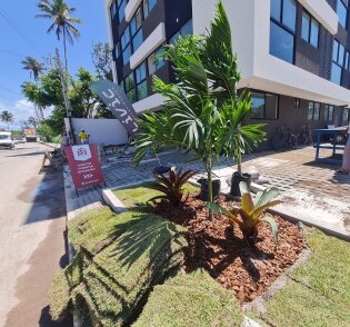 Paisagismo na entrada de edifício residencial
