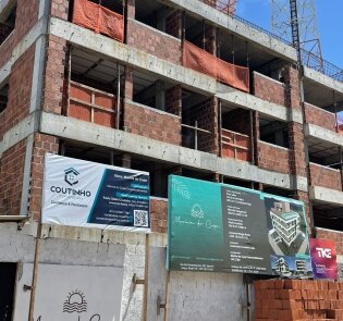 Edifício residencial em obra com a placa da Coutinho