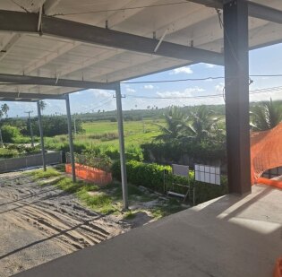 Galpão comercial em construção, com cobertura e estrutura aparentes
