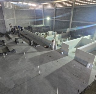 Interior de galpão comercial em obra