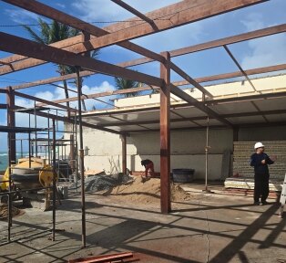 Reforma com nova cobertura metálica